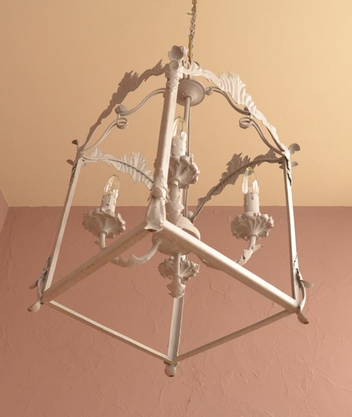 シャンデリア　照明・ライティング　フランス輸入のランタン型のシャンデリア（E14シャンデリア球4個付き）Chandelier Lanterne　 下から眺めてみると存在感たっぷりのフォルムは思わず見惚れちゃうくらいです。(cf-1057)