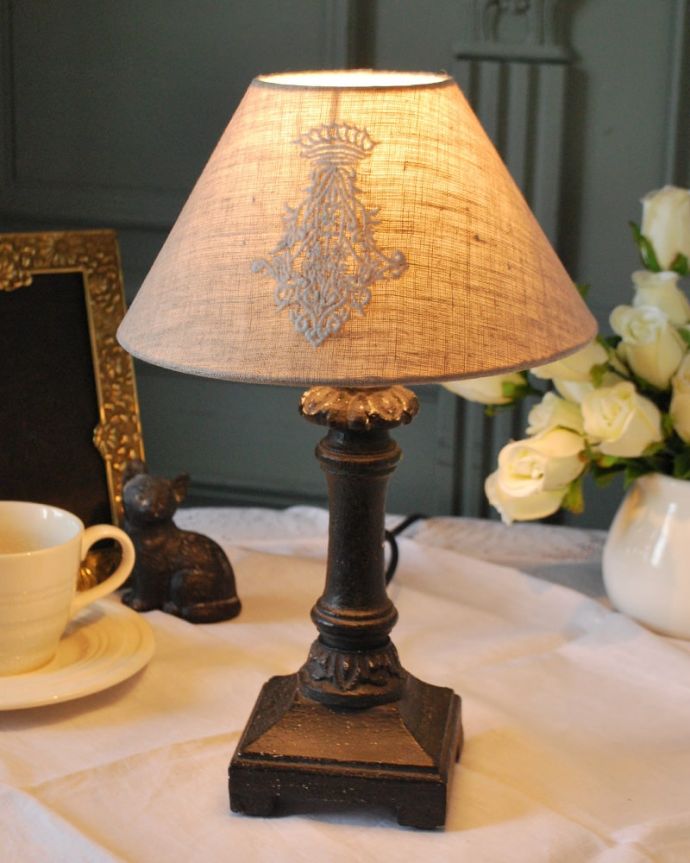 スタンドライト　照明・ライティング　フランスから届いたテーブルランプ、アンティーク風のおしゃれな照明(E17丸球付)。。(cf-1256)