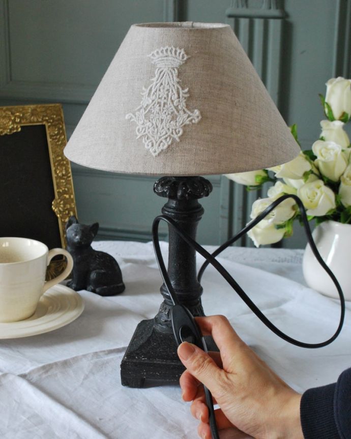 スタンドライト　照明・ライティング　フランスから届いたテーブルランプ、アンティーク風のおしゃれな照明(E17丸球付)。。(cf-1256)