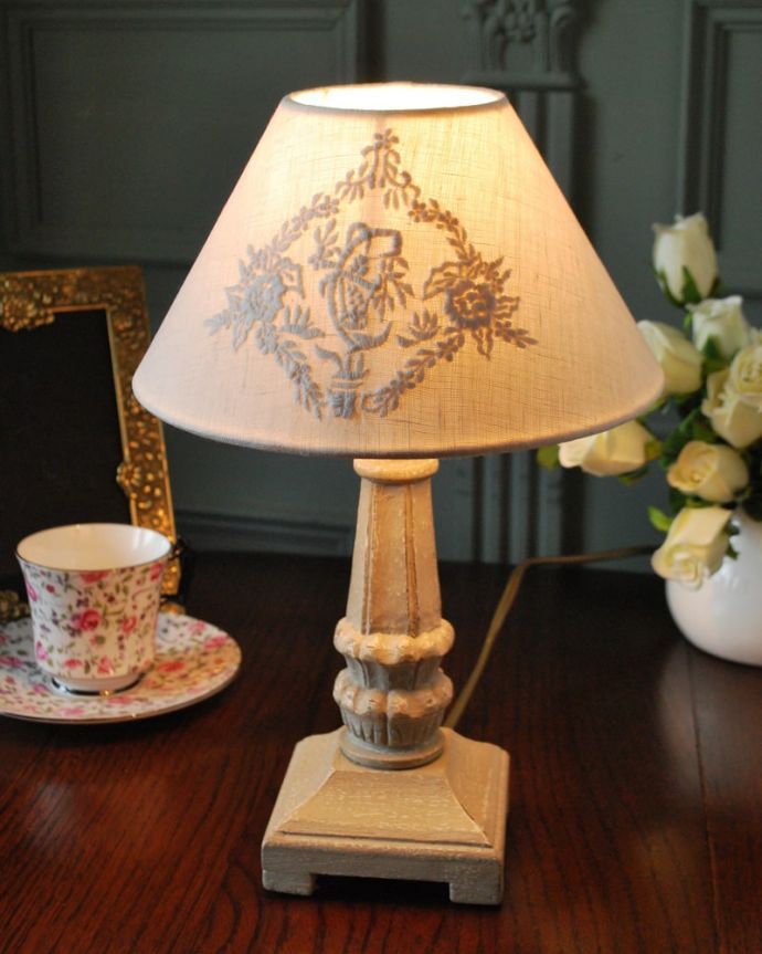 スタンドライト　照明・ライティング　フランスから届いたテーブルランプ、アンティーク風のおしゃれな照明(E17丸球付)。。(cf-1257)