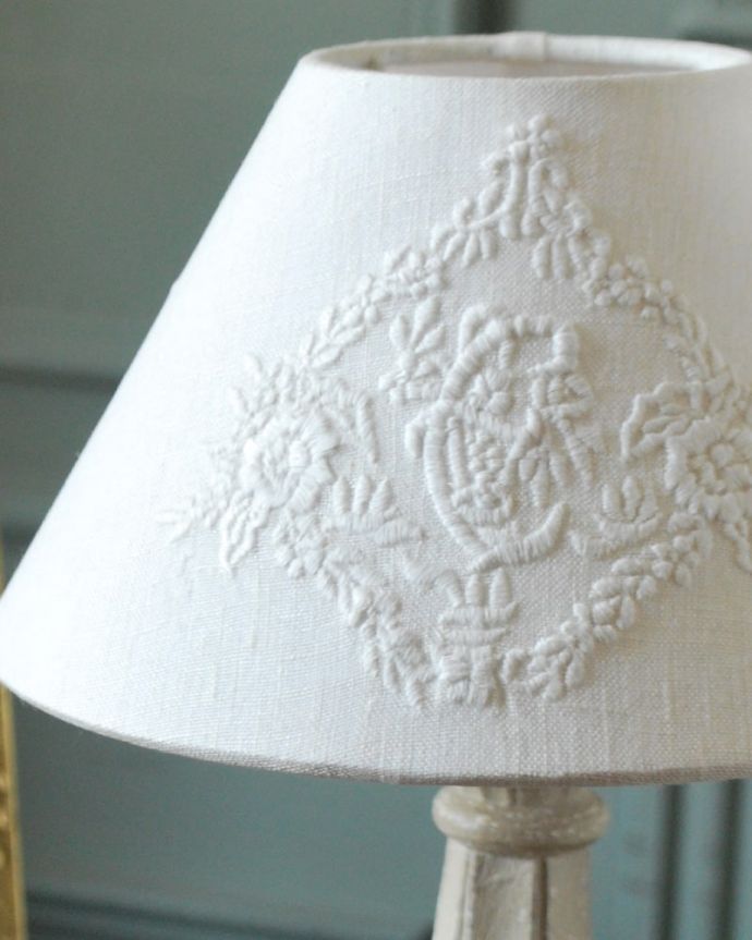 スタンドライト　照明・ライティング　フランスから届いたテーブルランプ、アンティーク風のおしゃれな照明(E17丸球付)。。(cf-1257)