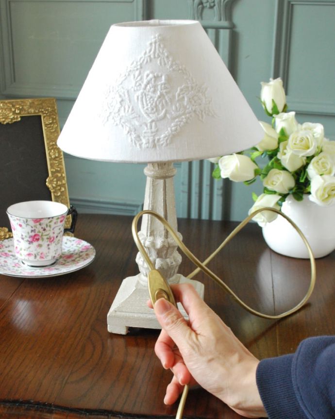 スタンドライト　照明・ライティング　フランスから届いたテーブルランプ、アンティーク風のおしゃれな照明(E17丸球付)。。(cf-1257)