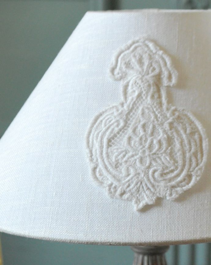 スタンドライト　照明・ライティング　フランスから届いたテーブルランプ、アンティーク風のおしゃれな照明(E17丸球付)。。(cf-1261)