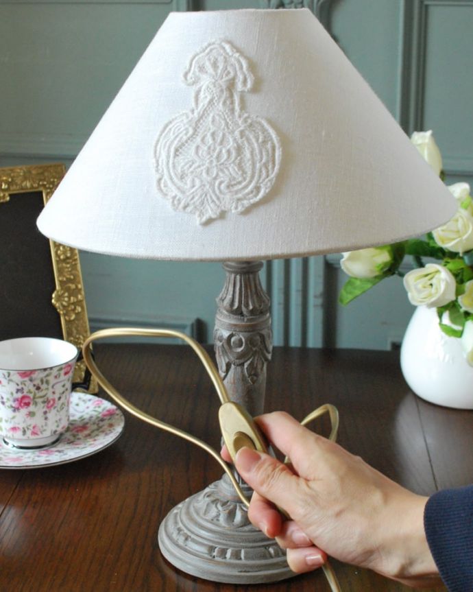 スタンドライト　照明・ライティング　フランスから届いたテーブルランプ、アンティーク風のおしゃれな照明(E17丸球付)。。(cf-1261)