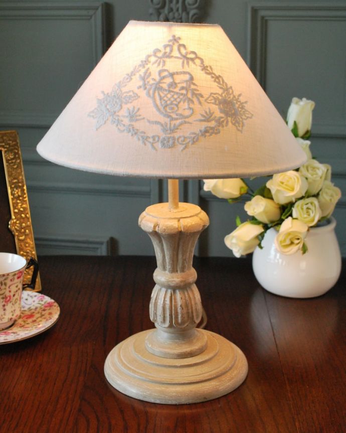 スタンドライト　照明・ライティング　フランスから届いたテーブルランプ、アンティーク風のおしゃれな照明(E26電球付き)。。(cf-1262)