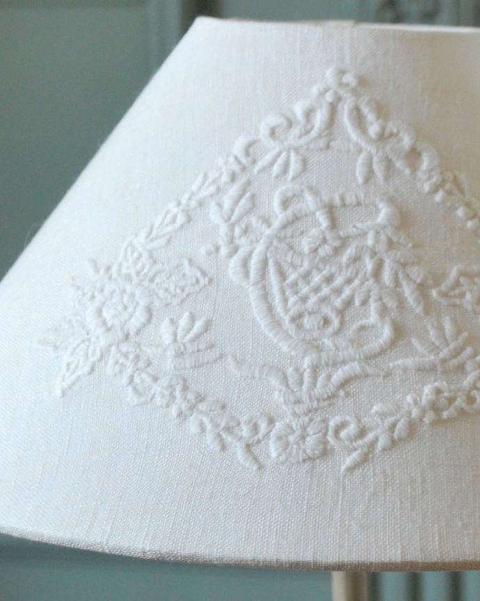 スタンドライト　照明・ライティング　フランスから届いたテーブルランプ、アンティーク風のおしゃれな照明(E26電球付き)。。(cf-1262)