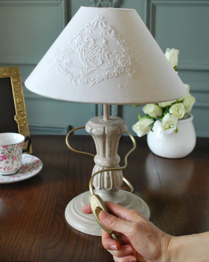 スタンドライト　照明・ライティング　フランスから届いたテーブルランプ、アンティーク風のおしゃれな照明(E26電球付き)。。(cf-1262)