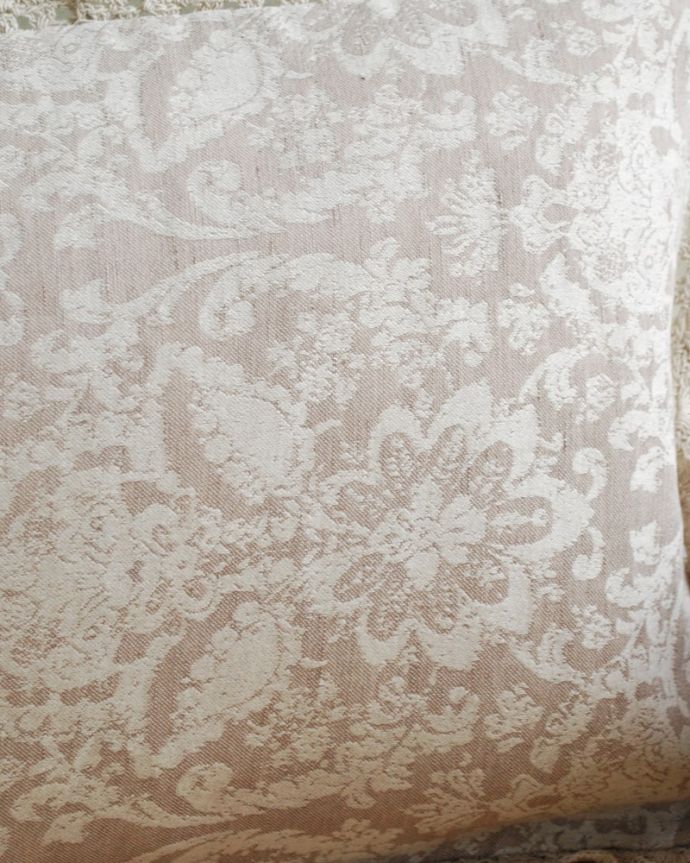 ファブリック(布)雑貨 インテリア雑貨 フランス雑貨、コントワール・ドゥ・ファミーユのクッション(SOLENE BEIGE)40×30 フランスらしい華やかなデザインノスタルジックな世界感が世界中で人気のコントワールドゥファミーユの新作デザイン。(cf-1270)