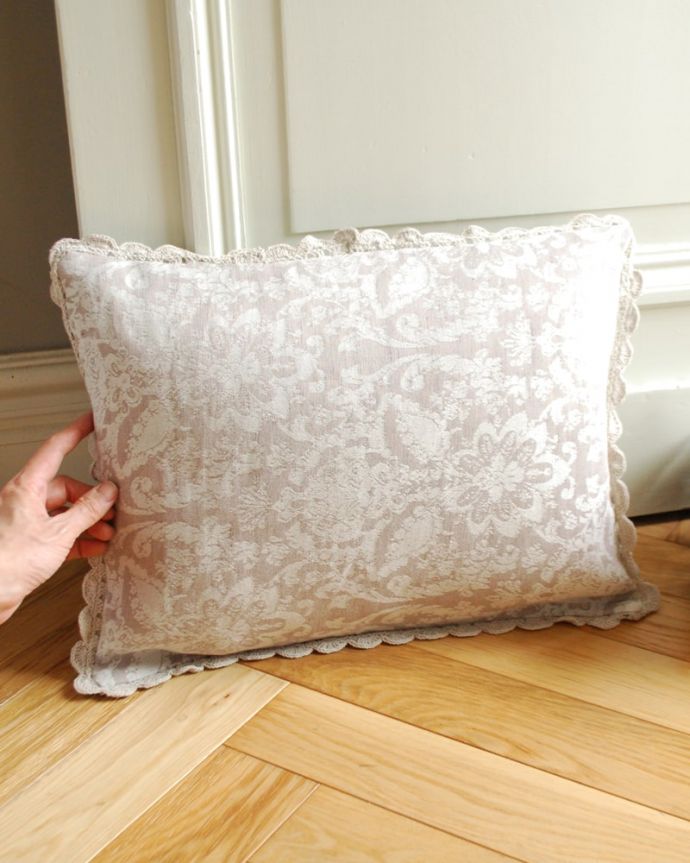 ファブリック(布)雑貨 インテリア雑貨 フランス雑貨、コントワール・ドゥ・ファミーユのクッション(SOLENE BEIGE)40×30 大きさは・・・レクタングル型の大判サイズの背もたれクッションはどこでも大活躍です。(cf-1270)