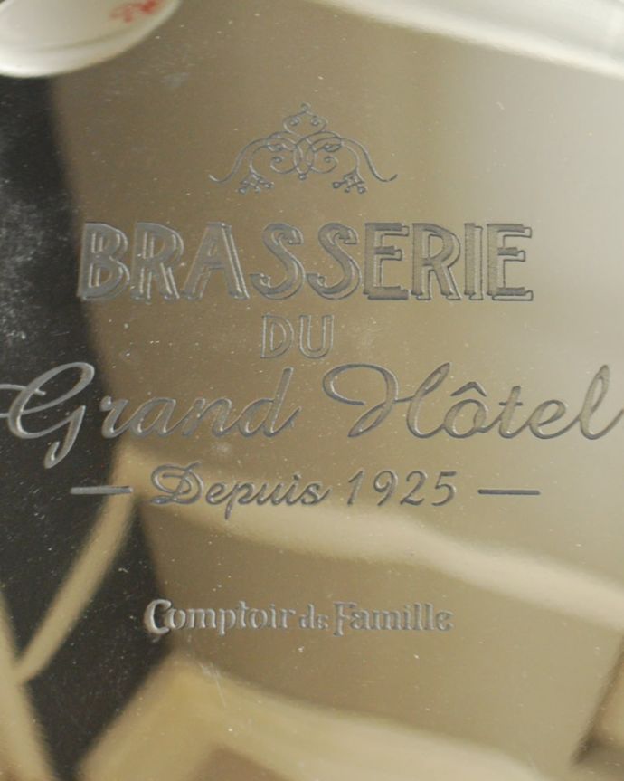 フランスらしいおしゃれなデザインのトレイ