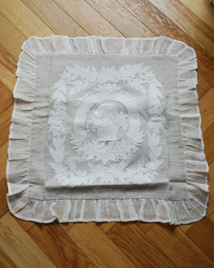 ファブリック(布)雑貨 インテリア雑貨 美しい優雅なレースのクッションカバー(コクシグル)。クッションを外すとこんな感じ中のクッションを外すとこんな感じです。(cf-1184)