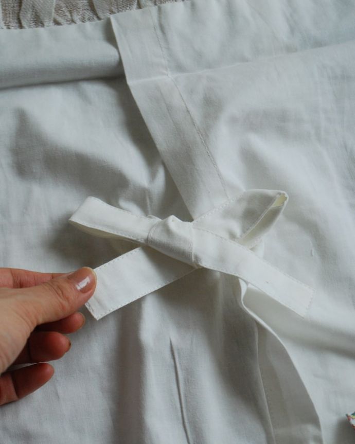 ファブリック(布)雑貨 インテリア雑貨 美しい優雅なレースのクッションカバー(コクシグル)。使い勝手もバッチリカバーは取り外しもカンタンに出来るので、汚れてもお洗濯も出来て安心です。(cf-1184)