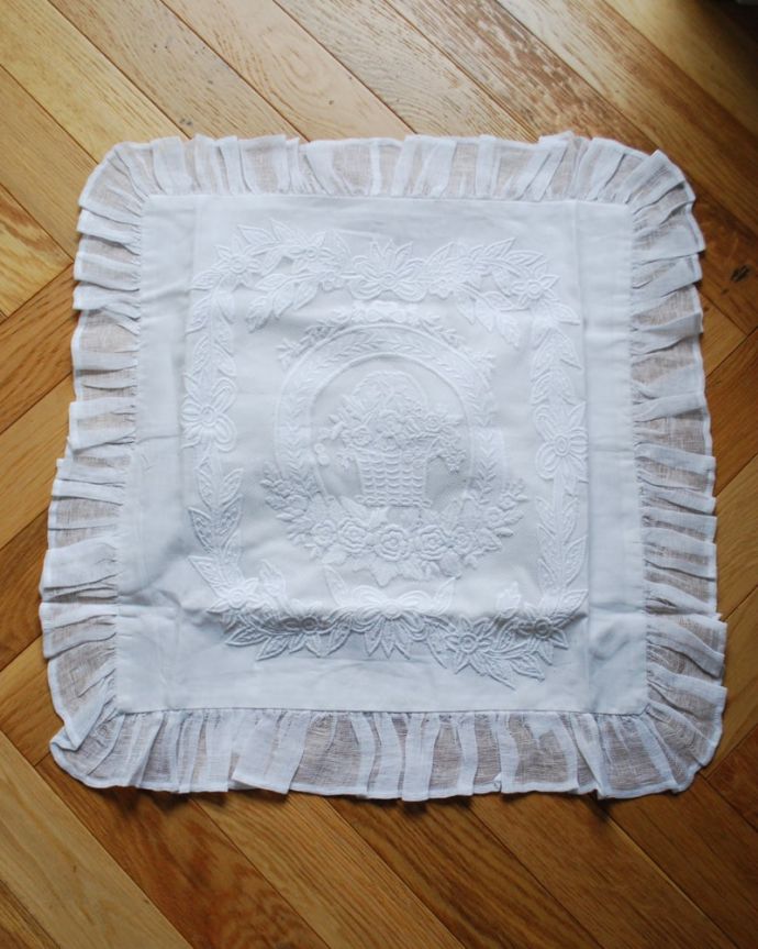 インテリア雑貨 フランスらしい優雅なレースのクッション(コクシグル)。すぐに使えるクッション付き届いてすぐに使えるようにクッションも一緒に付いています。(cf-1148)