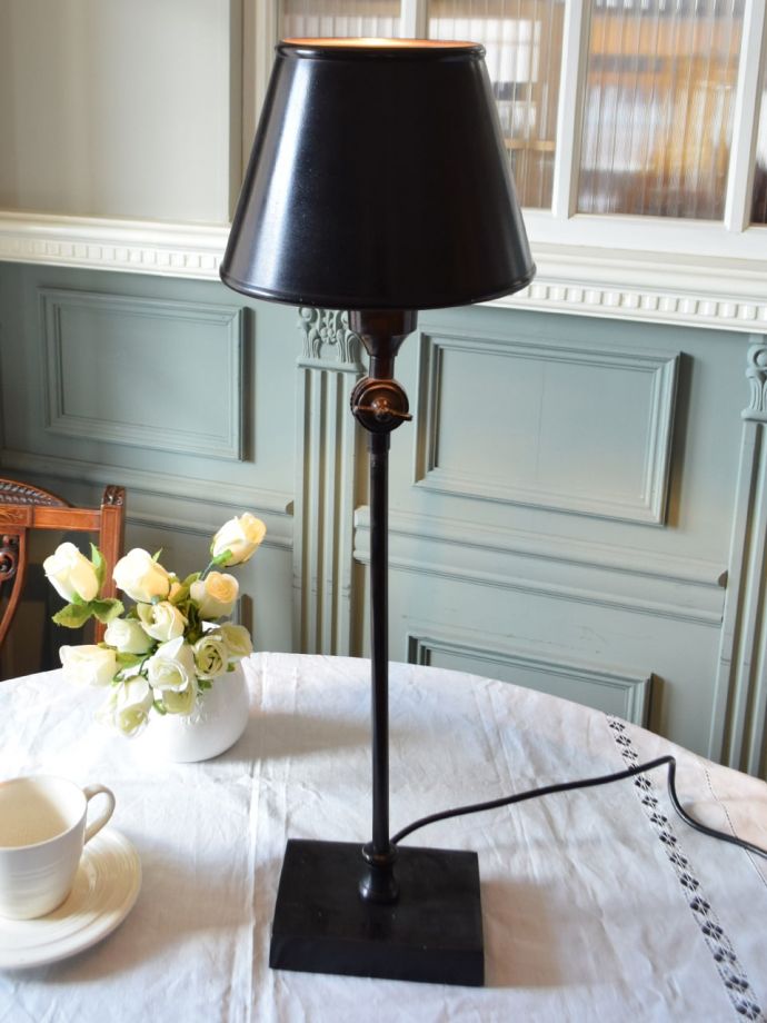 フランスのおしゃれなテーブルランプ