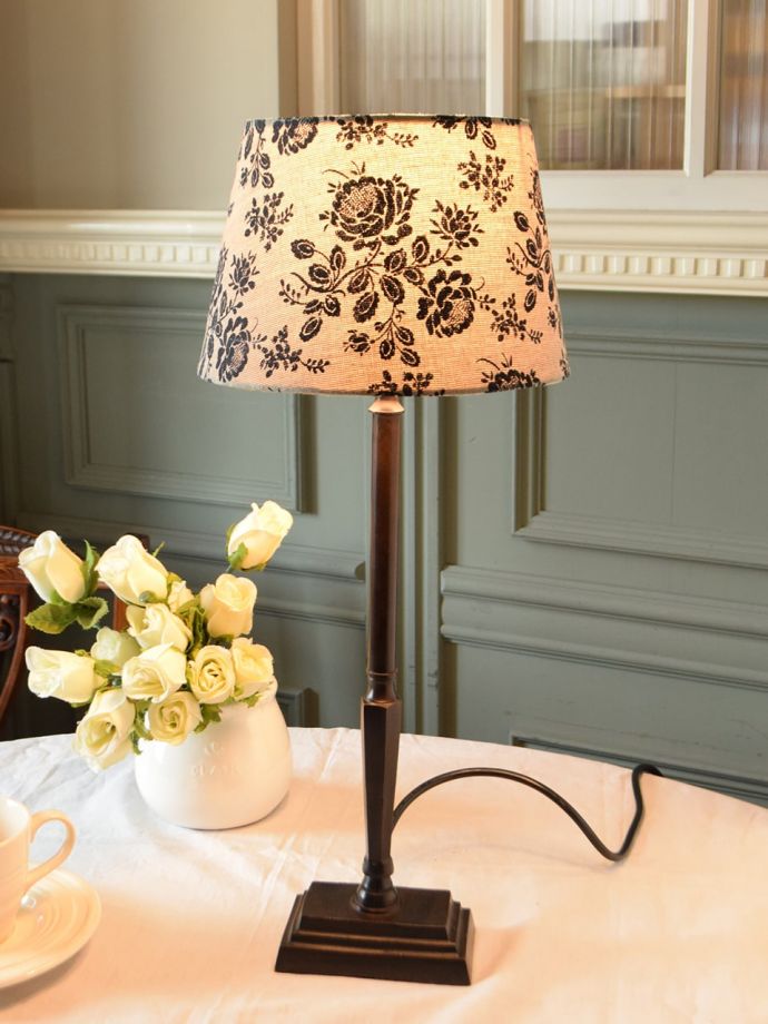 フランスのおしゃれなテーブルランプ