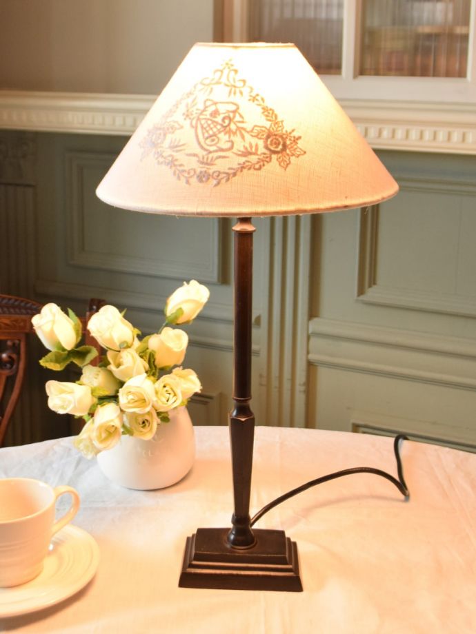 フランスのおしゃれなテーブルランプ