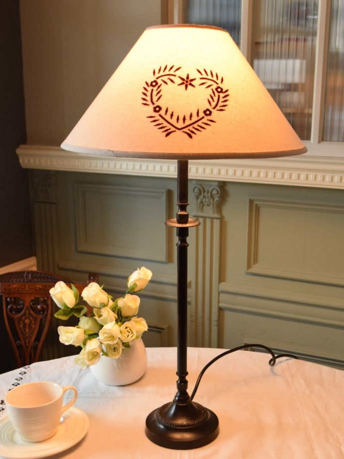 フランスのおしゃれなテーブルランプ