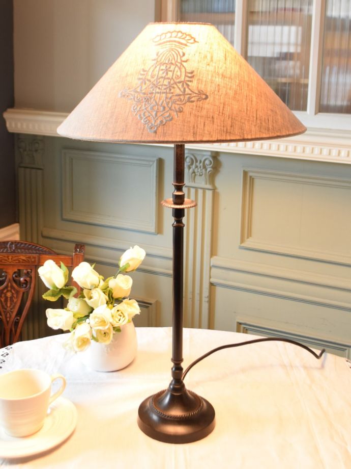 フランスのおしゃれなテーブルランプ
