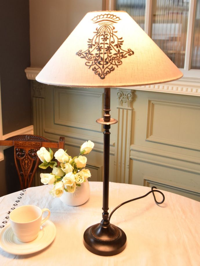 フランスのおしゃれなテーブルランプ
