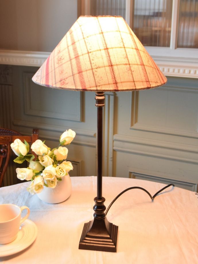 フランスのおしゃれなテーブルランプ