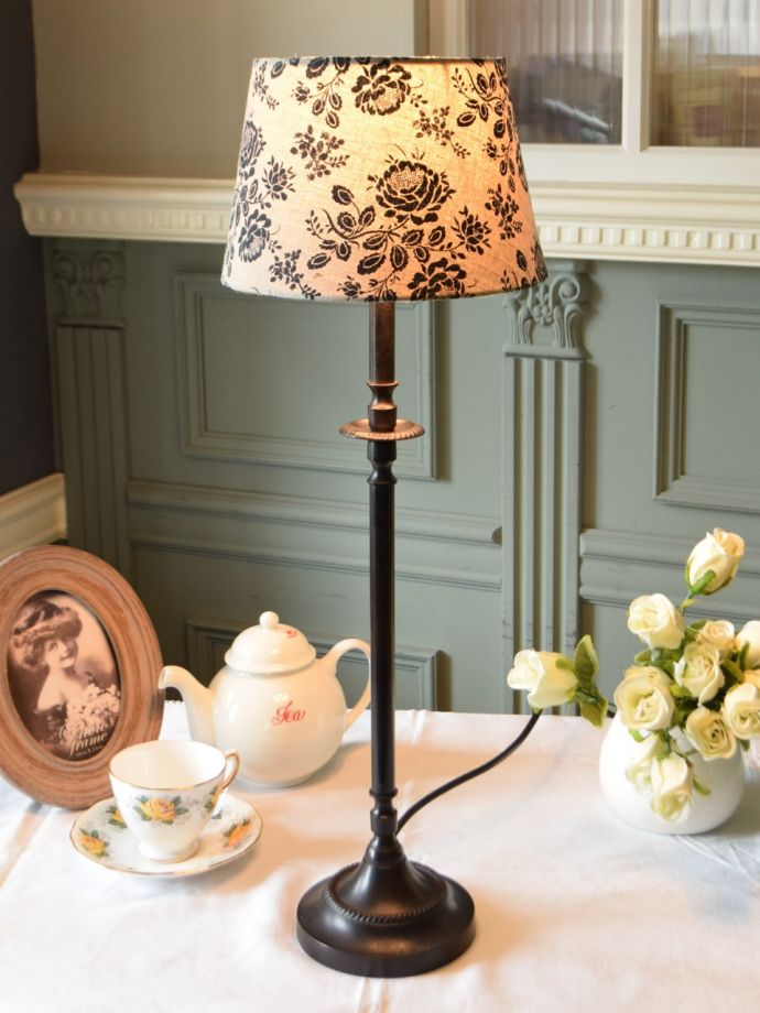 フランスのおしゃれなテーブルランプ