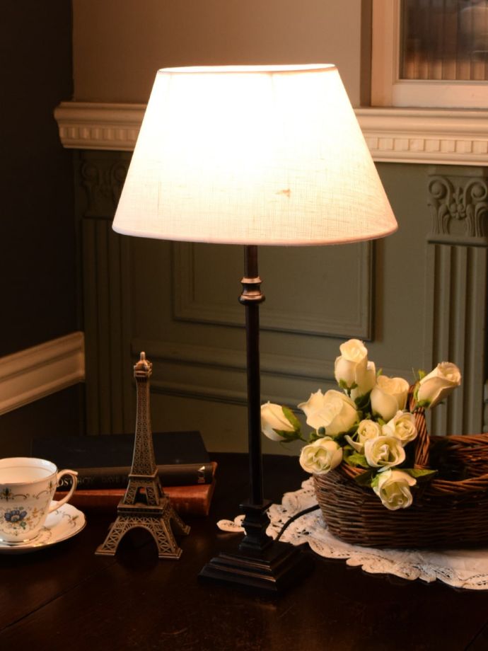 フランスのおしゃれなテーブルランプ