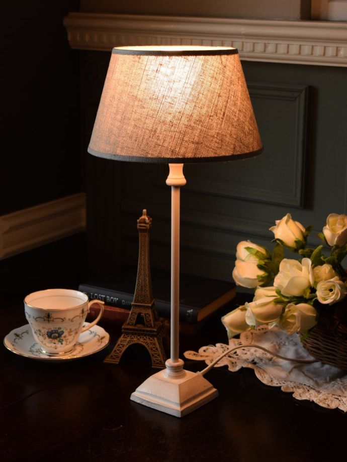 フランスのおしゃれなテーブルランプ