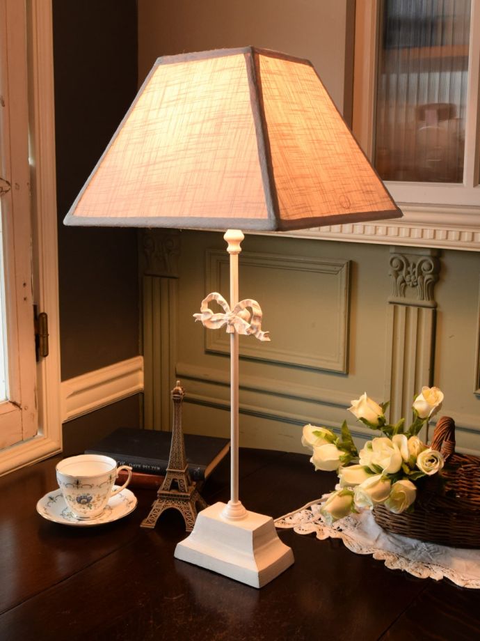 フランスのおしゃれなテーブルランプ