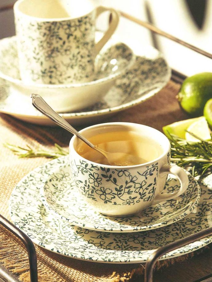 可愛い小花が描かれたフランス生まれの食器