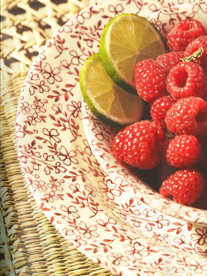 可愛い小花が描かれたフランス生まれの食器