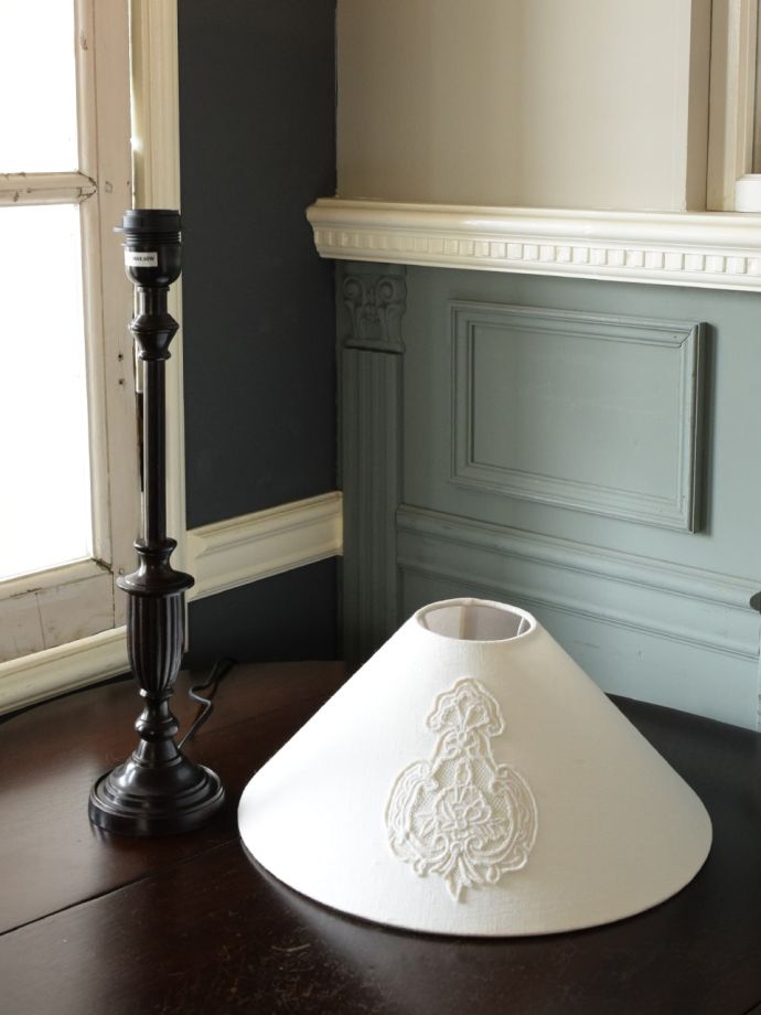 フランスで見つけた照明、コントワール・ドゥ・ファミーユのテーブル