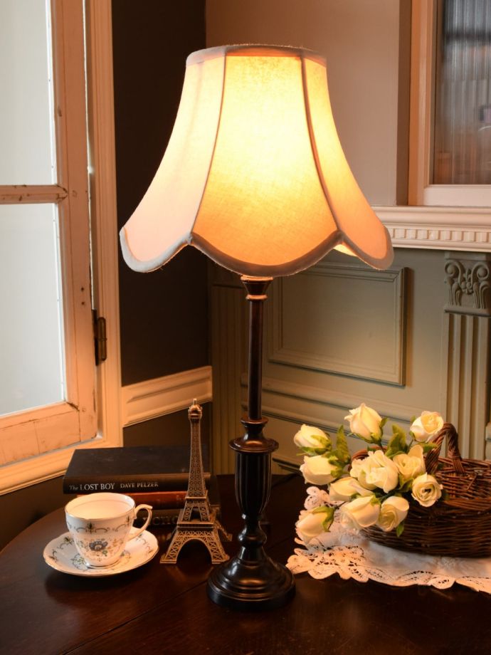 フランスのおしゃれなテーブルランプ