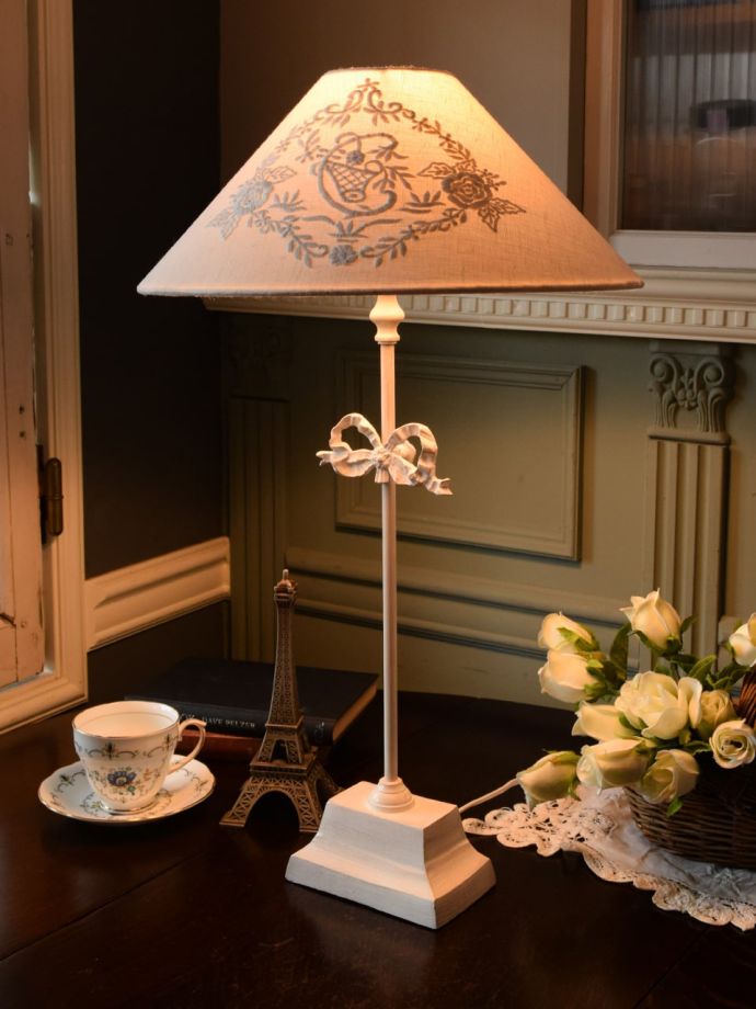 フランスのおしゃれなテーブルランプ