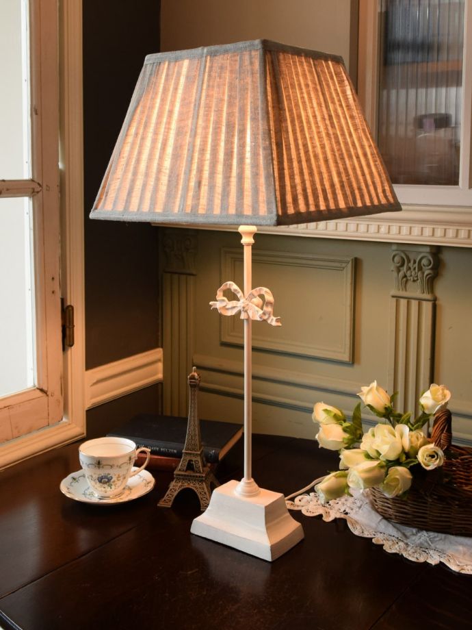 フランスのおしゃれなテーブルランプ