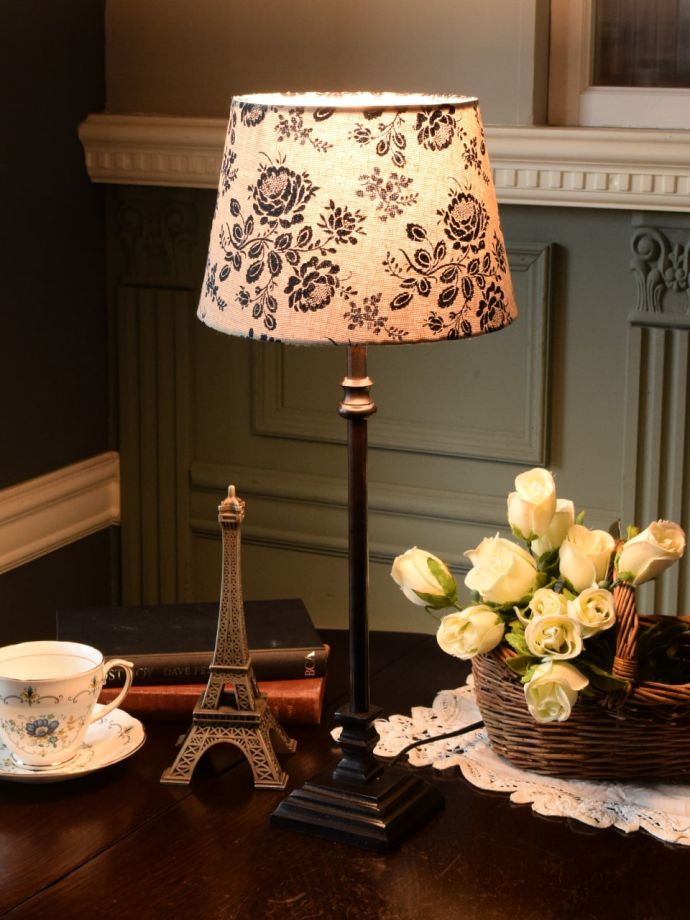 フランスのおしゃれなテーブルランプ