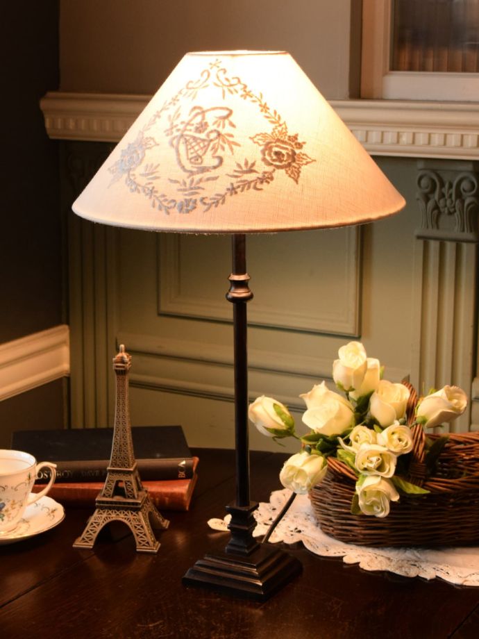 フランスのおしゃれなテーブルランプ