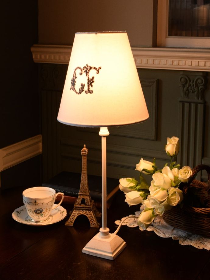 フランスのおしゃれなテーブルランプ