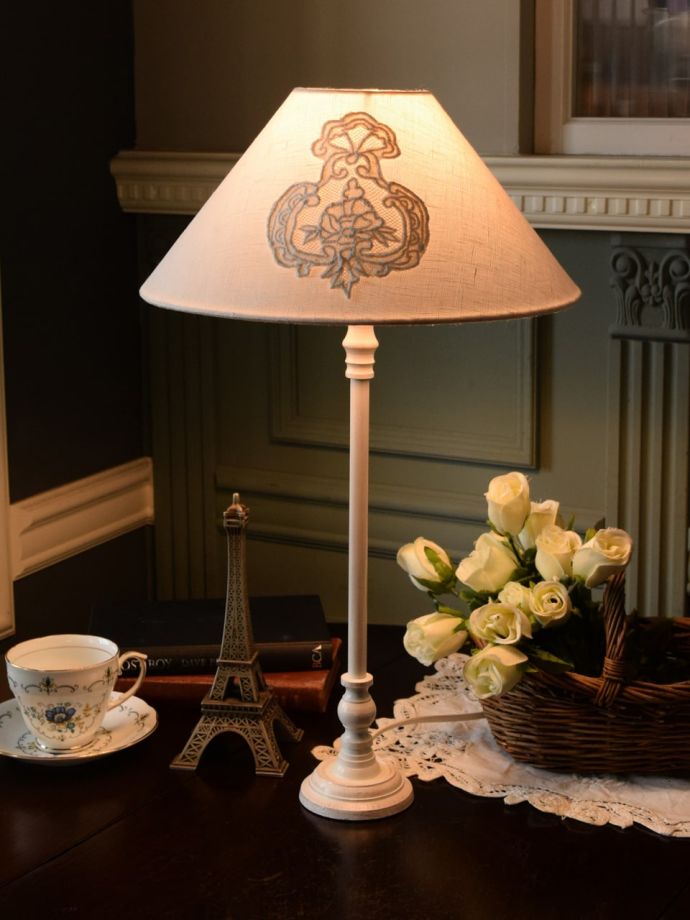 フランスのおしゃれなテーブルランプ