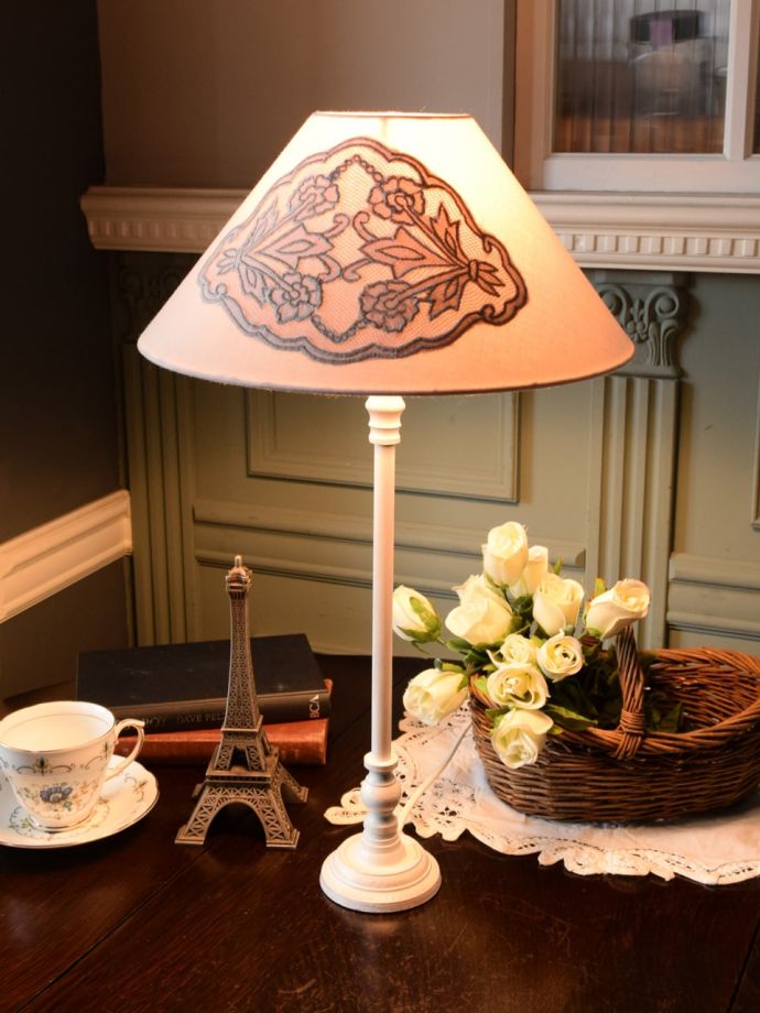 フランスのおしゃれなテーブルランプ
