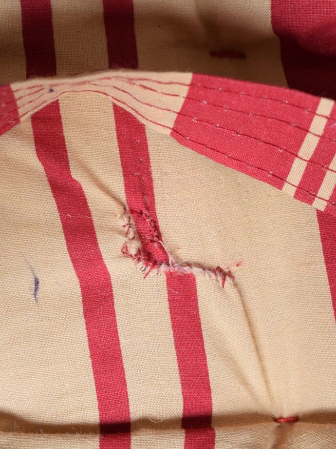 ほつれがあるのでSALE価格です