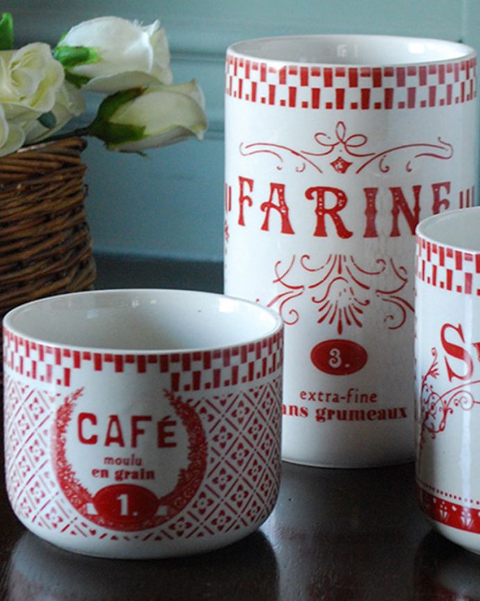 コントワールドファミーユ　インテリア雑貨　コントワール・ド・ファミーユのカトラリースタンド（レッド）。フタがなくなったのでSALE価格ですもともとキャニスターとして作られていたものですが、検疫検査で引っ掛かってしまったので、SALE価格で紹介します。(cf-694)