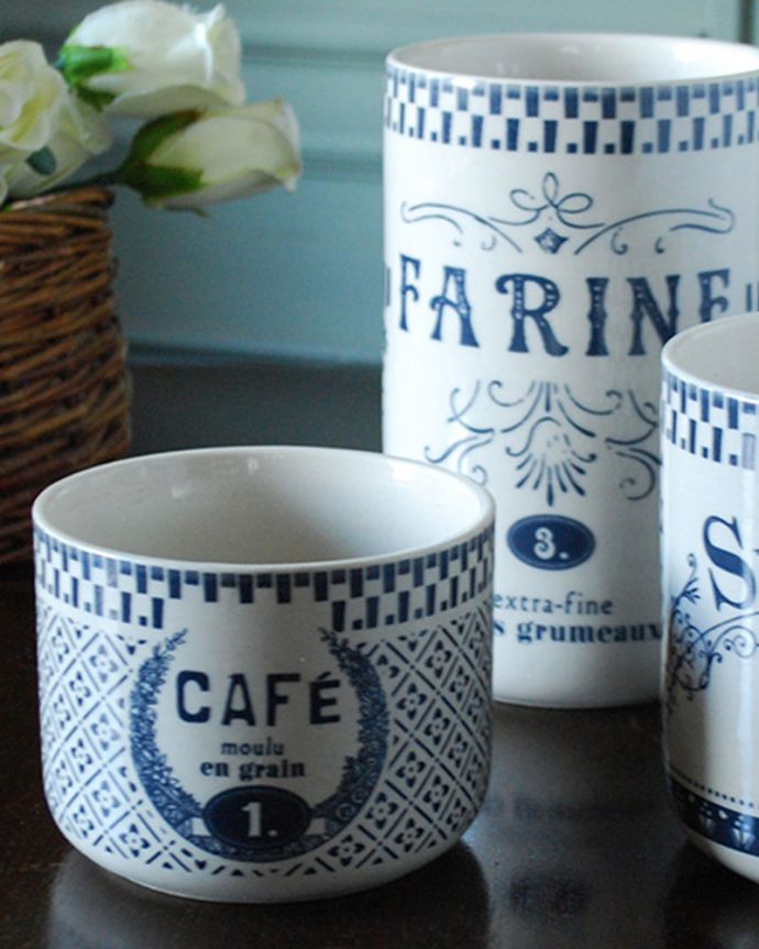 コントワールドファミーユ インテリア雑貨 コントワール・ド・ファミーユのカトラリースタンド(ブルー)。フタがなくなったのでSALE価格ですもともとキャニスターとして作られていたものですが、検疫検査で引っ掛かってしまったので、SALE価格で紹介します。(cf-695)