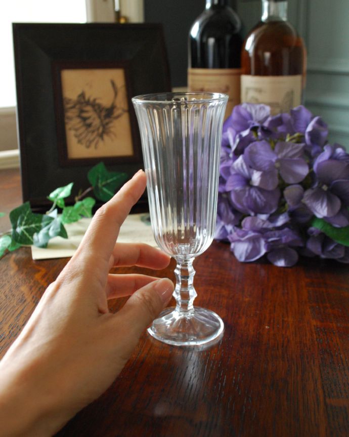 コントワールドファミーユ インテリア雑貨 コントワール・ド・ファミーユのシャンパングラス(Collioure/コリウール)。グラスと言って硬くならずに、気軽に普段遣い出来るデザイン。(cf-717)