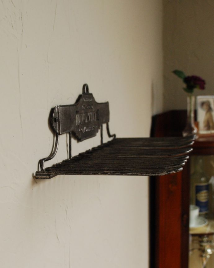 コントワール・ド・ファミーユのハンガーシェルフ