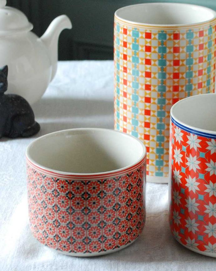 コントワールドファミーユ インテリア雑貨 コントワール・ドゥ・ファミーユの北欧デザインのカトラリースタンド(VAISSELLE)。新作の北欧スタイルデザイン「VAISSELLE」コントワールドゥファミーユが手掛けると、シンプルなデザインもどこか懐かしさを感じながらもオシャレでかわいい~!3種類のデザイン、どれもが素敵です。(cf-774)