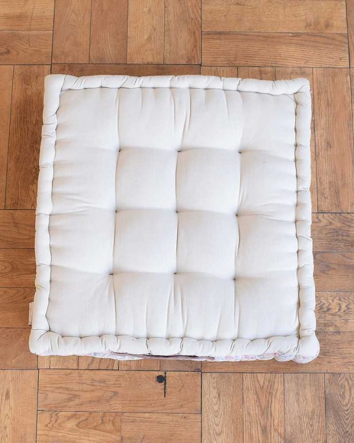 コントワールドファミーユ　インテリア雑貨　コントワール・ド・ファミーユのお花の柄とナチュラル色のシートクッション(ARCHIVE)。 裏側はこんな感じです反対側はこんな感じです。(cf-781)