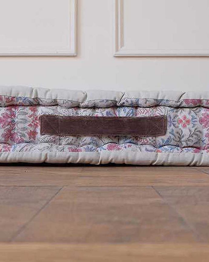 コントワールドファミーユ　インテリア雑貨　コントワール・ド・ファミーユのお花の柄とナチュラル色のシートクッション(ARCHIVE)。カワイイ持ち手が付いています持ち運び便利な持ち手がサイドに付いています。(cf-781)