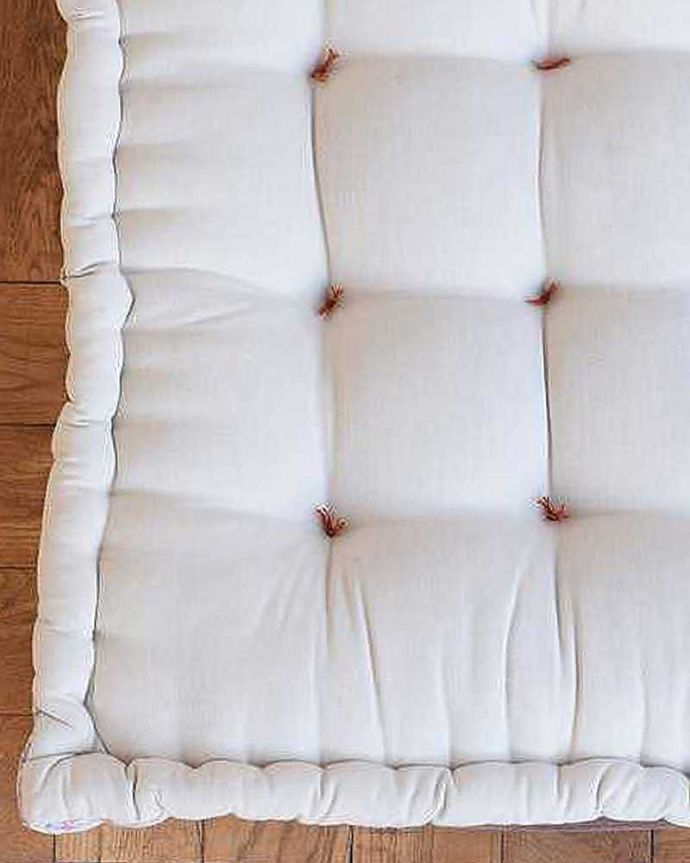 コントワールドファミーユ　インテリア雑貨　コントワール・ド・ファミーユのお花の柄とナチュラル色のシートクッション(ARCHIVE)。生地を近くで見ると・・・ナチュラルな色の生地は、どんなお部屋にも似合います。(cf-781)