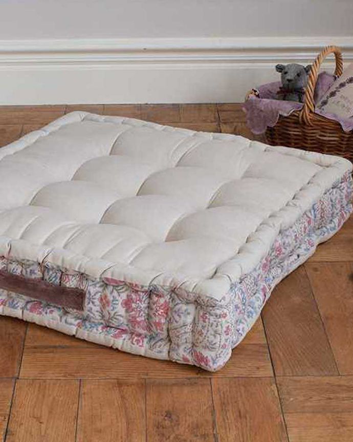 コントワールドファミーユ　インテリア雑貨　コントワール・ド・ファミーユのお花の柄とナチュラル色のシートクッション(ARCHIVE)。置くだけでソファ気分が楽しめるクッション厚みがあるシートクッションは、コントワールドファミーユのソファ専用に作られたもの。(cf-781)