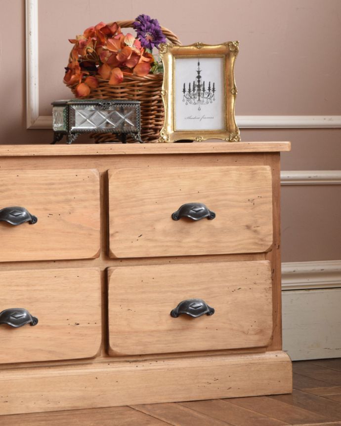 コントワールドファミーユ アンティーク風 コントワール・ド・ファミーユの ローチェスト。ちょうどいい低さなので、クッションを置いて軽く腰掛ける時にも便利ですよ。(cff-03)